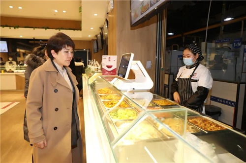 西安翻譯學(xué)院董事長丁晶深入一線檢查校園飲食保障工作，強調(diào)高標準餐飲管理服務(wù)師生